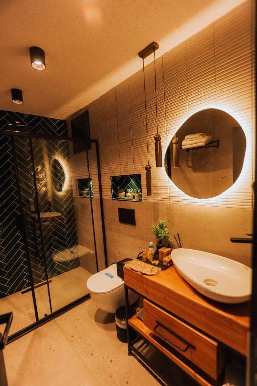 Yeşil balıksırtı fayanslı villa banyosu