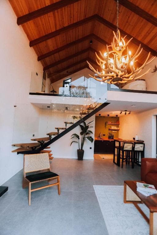 Akşam aydınlatmasıyla dere kenarındaki villa
