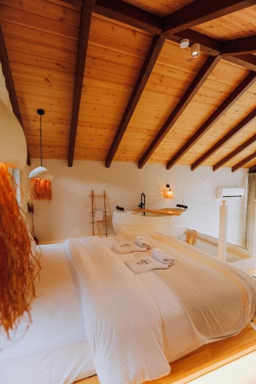 Taş duvarlı villa içinde jakuzi detayı