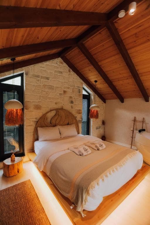 Loft yatak katı ve ahşap detaylar